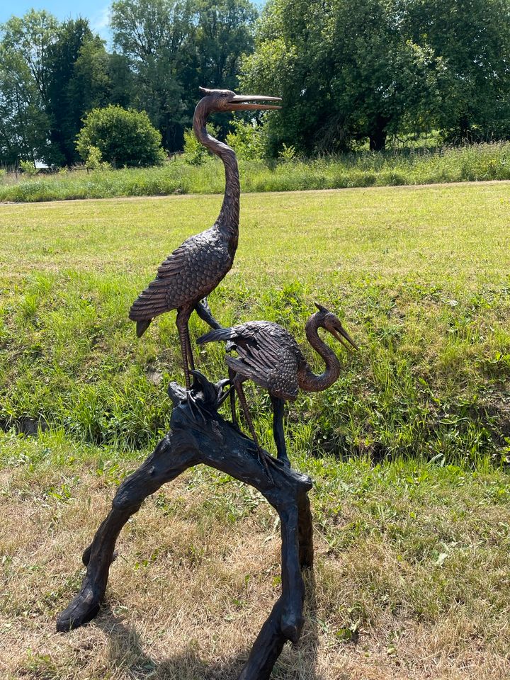 Kranich Duo auf Baumstamm aus Bronze lebensgroß Gartenfigur in Dortmund