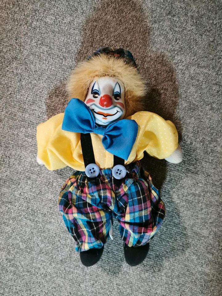 Alte Clown-Puppe mit Porzellankopf und Stoffkörper in Germaringen