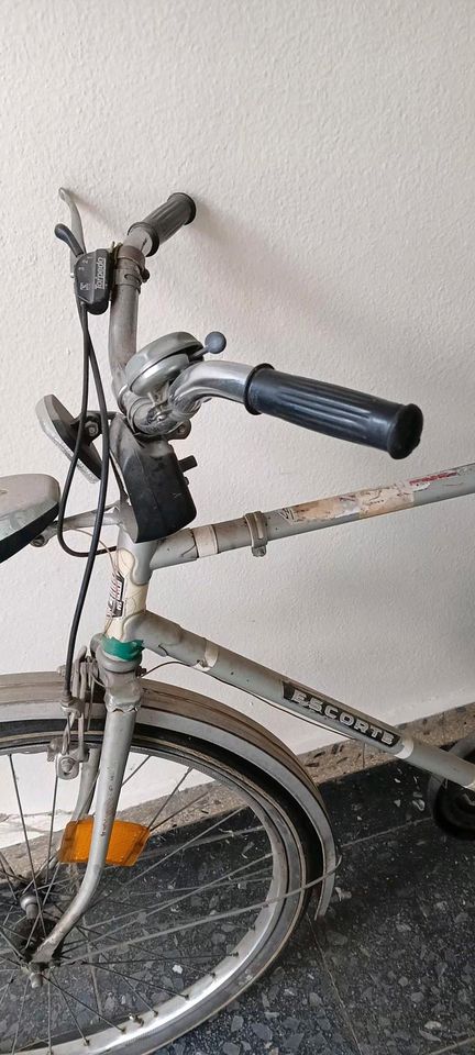 Altes 70-er oder 80-er Jahre Herren Fahrrad "Escorte" in Bremen