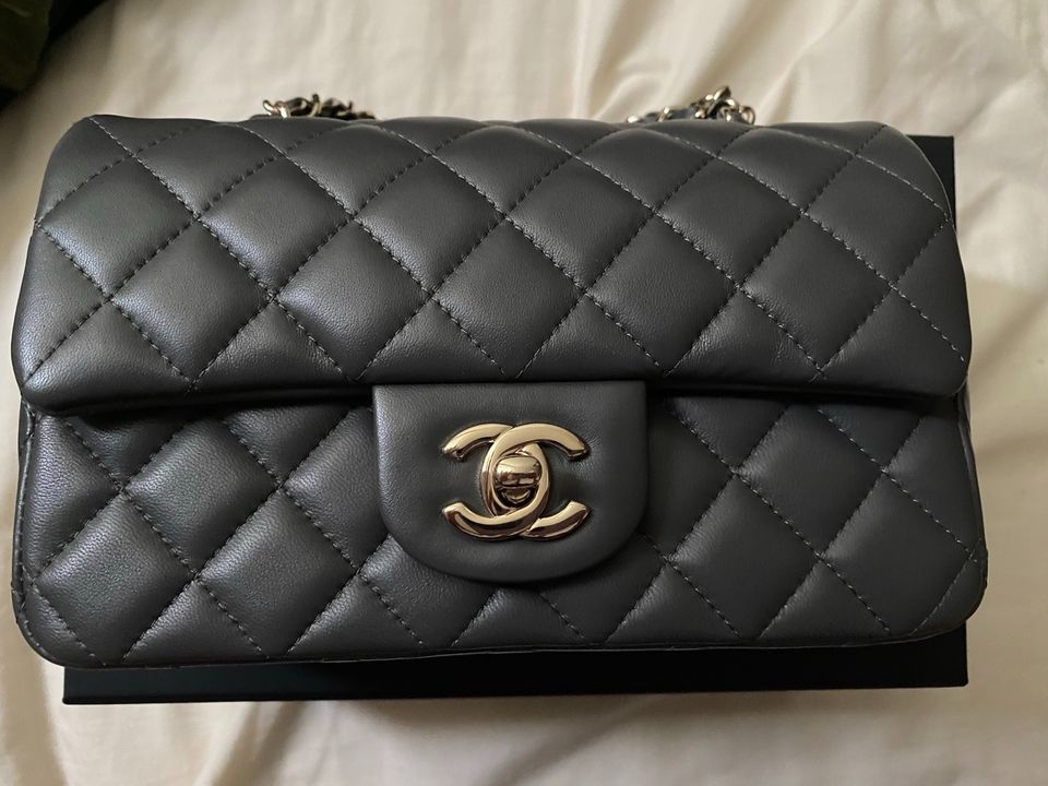 Chanel Mini Tasche anthrazit lghw in Bad Laasphe