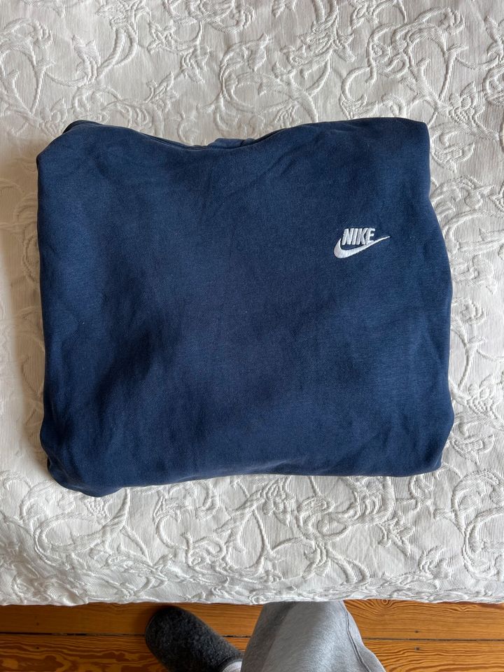 Blaues Nike Sweatshirt In Größe L in Hamburg