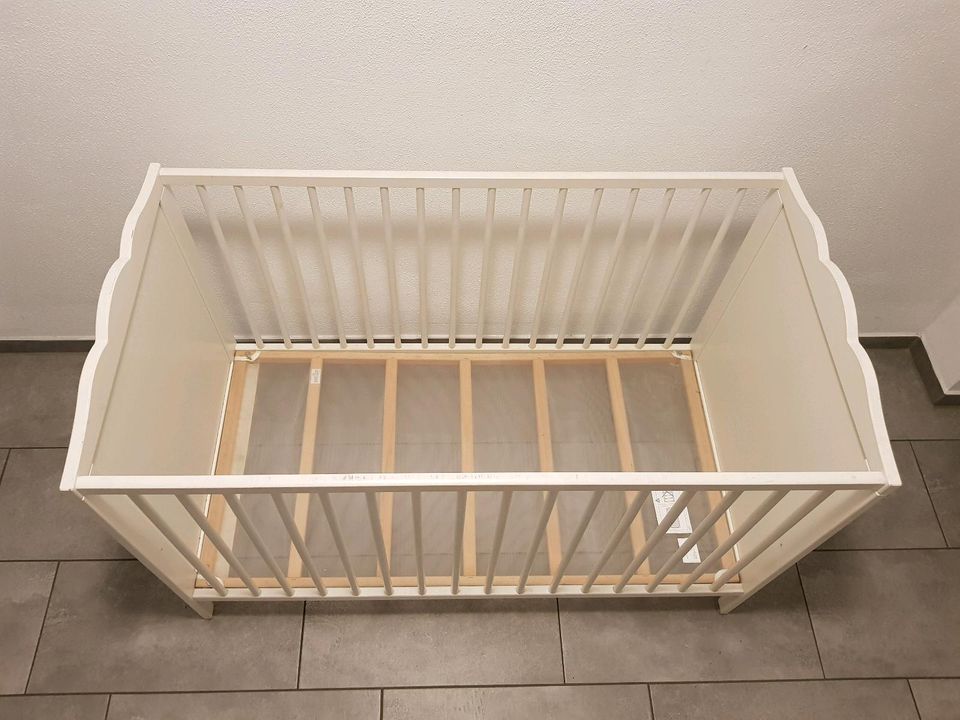 Kinderbett Babybett Bett Kind Baby Holz Gitter verstellbar weiß in Dasing