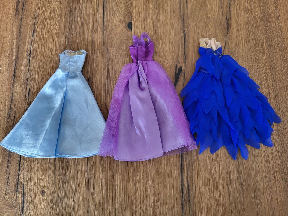 Barbie wunderschöne  Kleider   pro Kleid  8 € in Tiefenbach Kr Passau