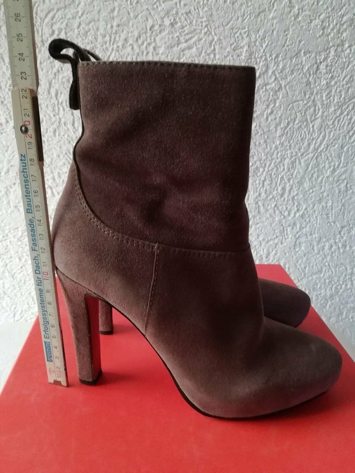 Braune Wildleder-Stiefeletten, Hugo Boss, Gr. 38 in Lingenfeld