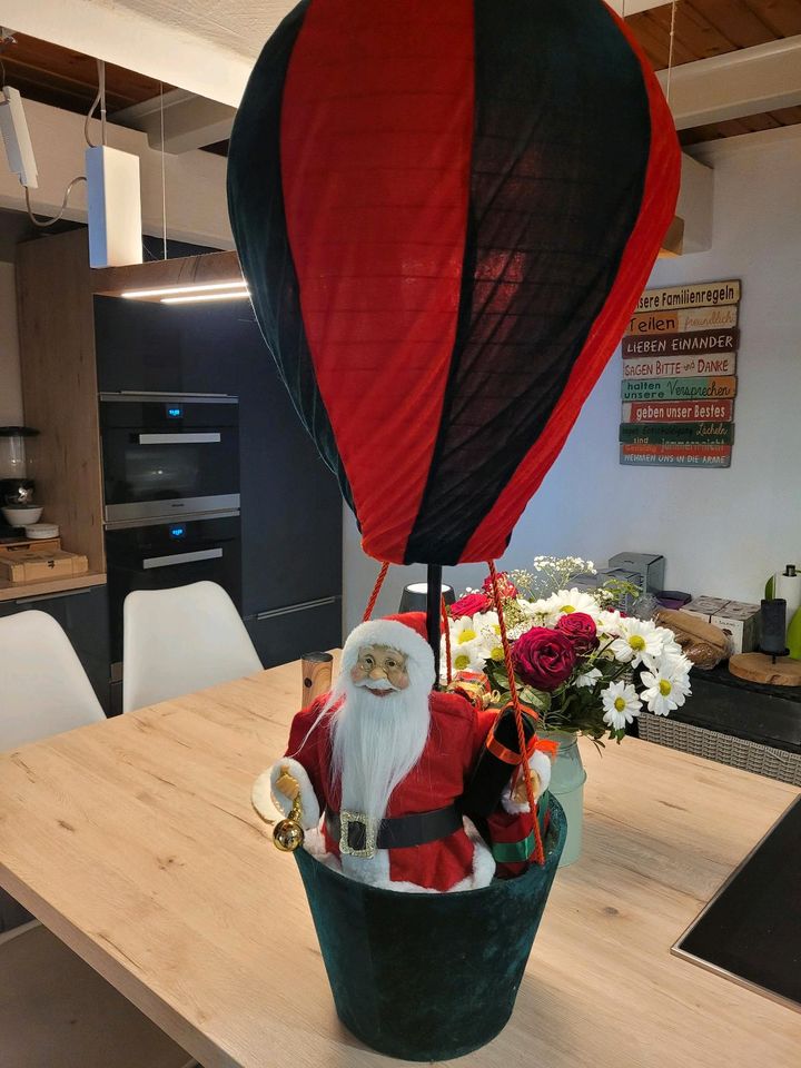 XXL Weihnachtsmann im Heissluftballon in Neuwied