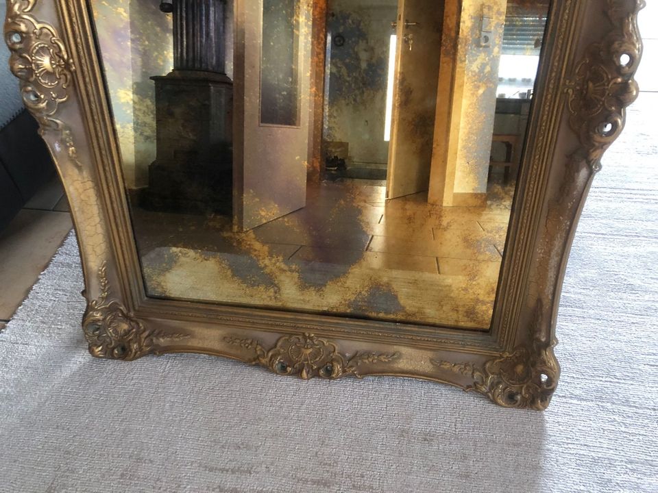Schöner alter Spiegel im Bilderrahmen in Bergkirchen
