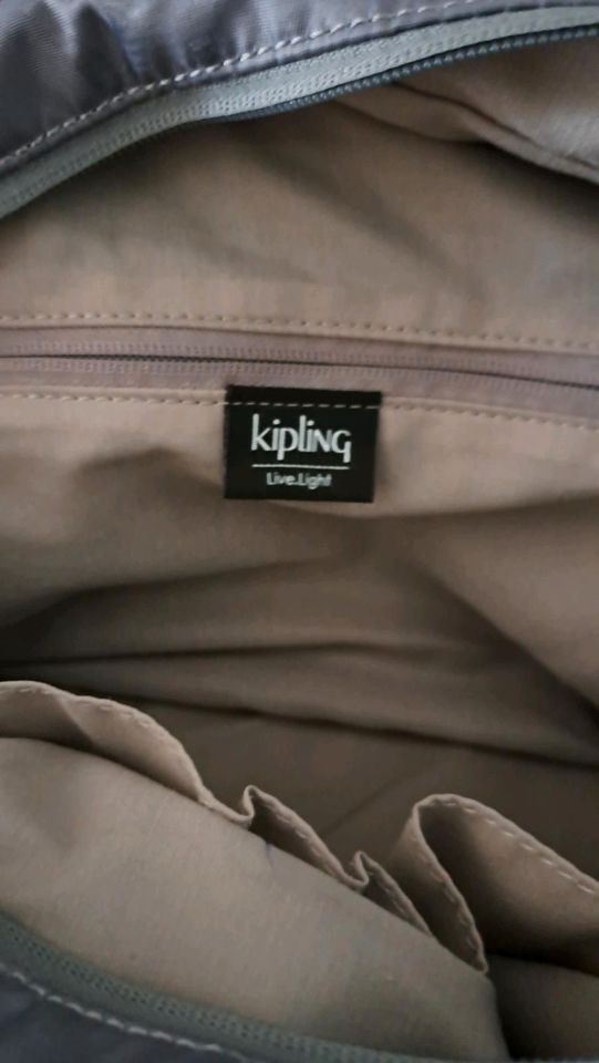 Kipling Tasche Camouflage neuwertig in Hildesheim
