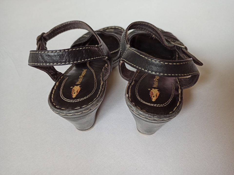 Dunkelbraune Damen Pumps, Sandalen, Schuhe von „Hush Puppies“ in Eching (Niederbay)