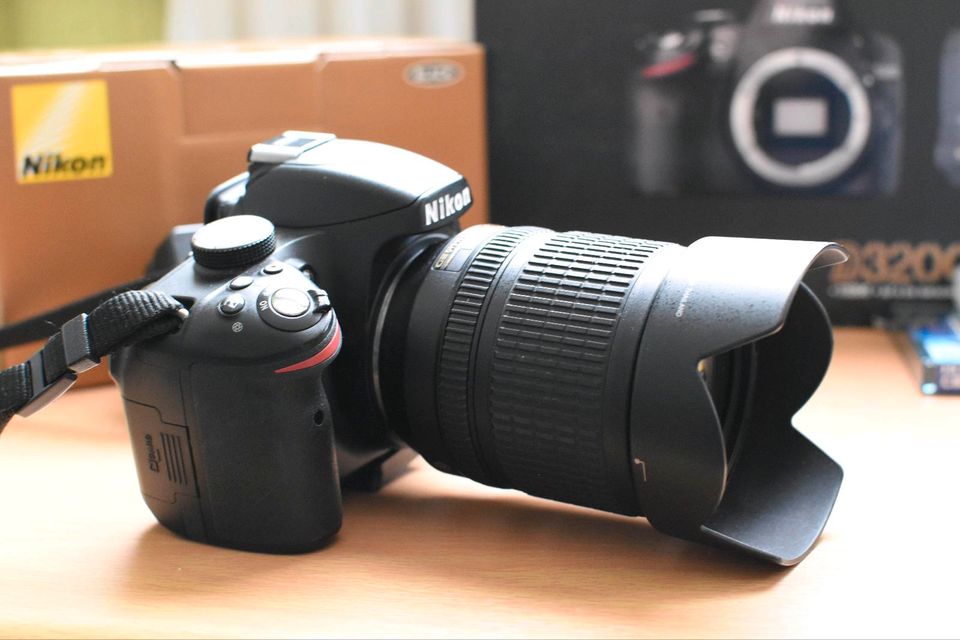Nikon D3200 Spiegelreflex Kamera Set 18-105 VR mit Zubehör in Brome