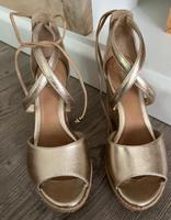 UGG REAGAN METALLIC WEDGES SANDALE SANDALETTE Gold 37 NEU! Nordrhein-Westfalen - Oerlinghausen Vorschau