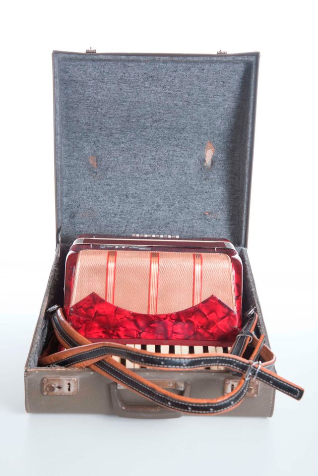 Akkordeon Parrot, rot,12 Bässe, voll funktionstüchtig, mit Koffer in Gütersloh