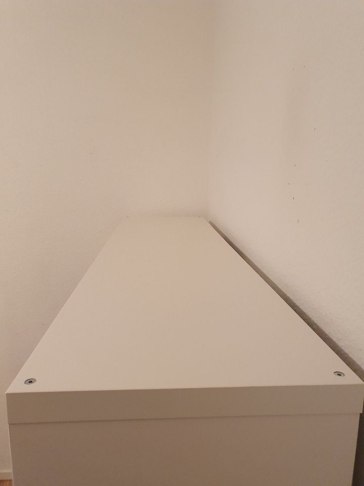 IKEA Kallax 4x4 (147 x 147 cm) in weiß mit Einsätzen in Hamburg