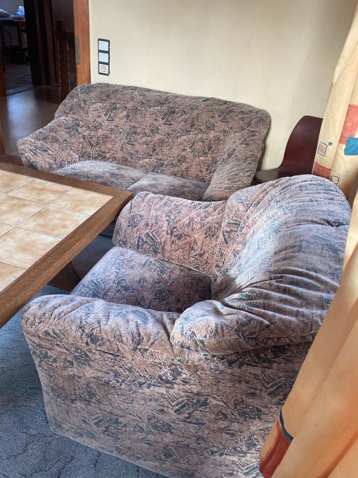 Couchgarnitur mit Tisch zu verschenken in Edesheim (Pfalz)