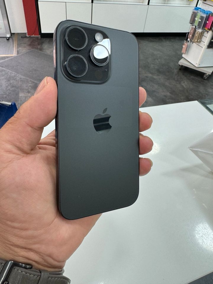 iPhone 15 Pro 256GB Farbe Schwarz Gebraucht sehr guter Zustand ✅ in Offenbach
