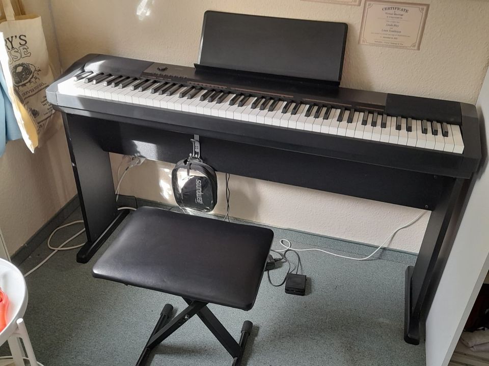 E-Piano Marke Casio mit Abdeckung & Pedal in Moritzburg
