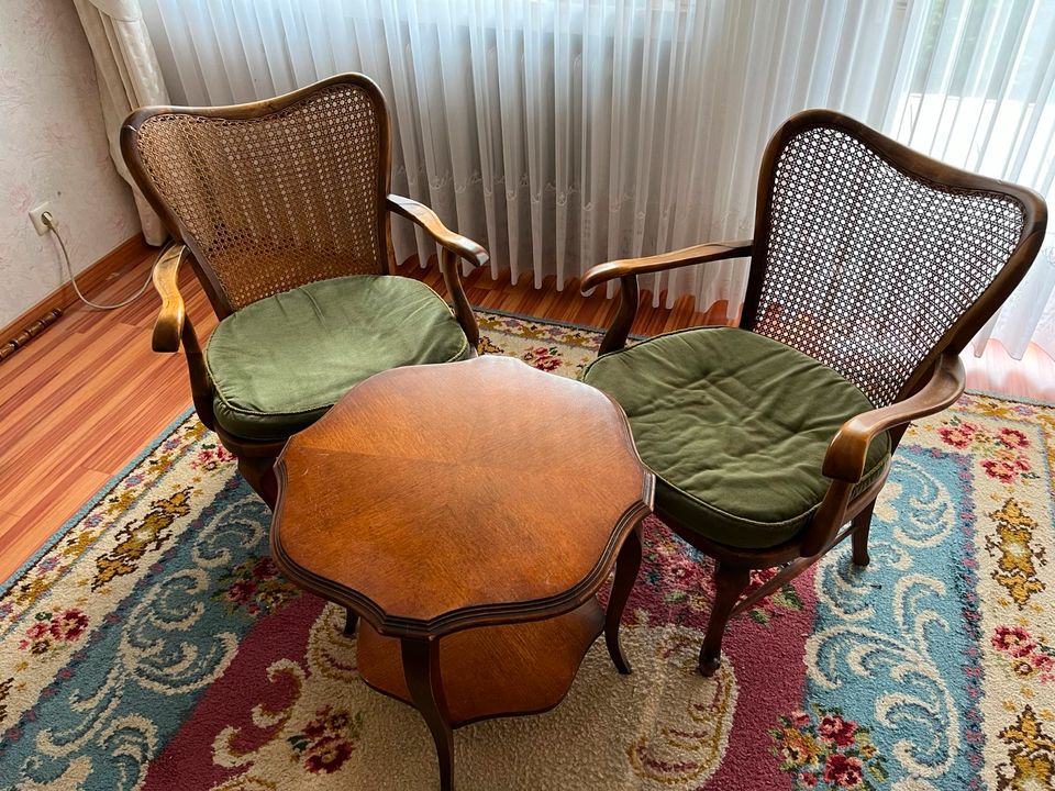 Kleine Sitzgruppe (Tisch mit 2 Stühlen mit Wiener Geflecht) in Mönchengladbach
