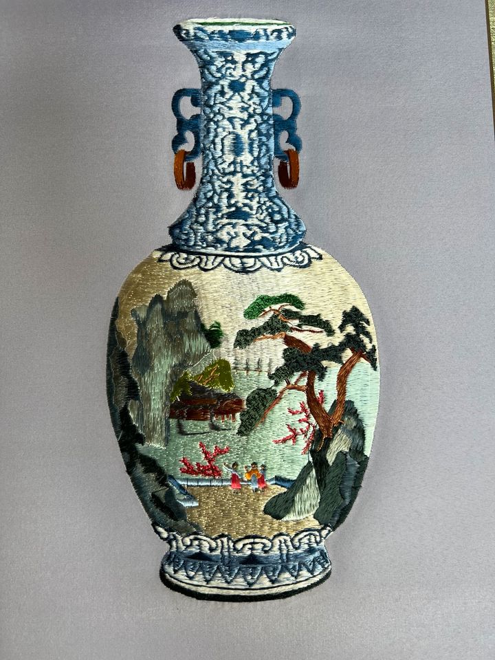 Verbotene chinesische Stickerei einer Shan Shui Vase 49cm x 39cm in Lüdenscheid
