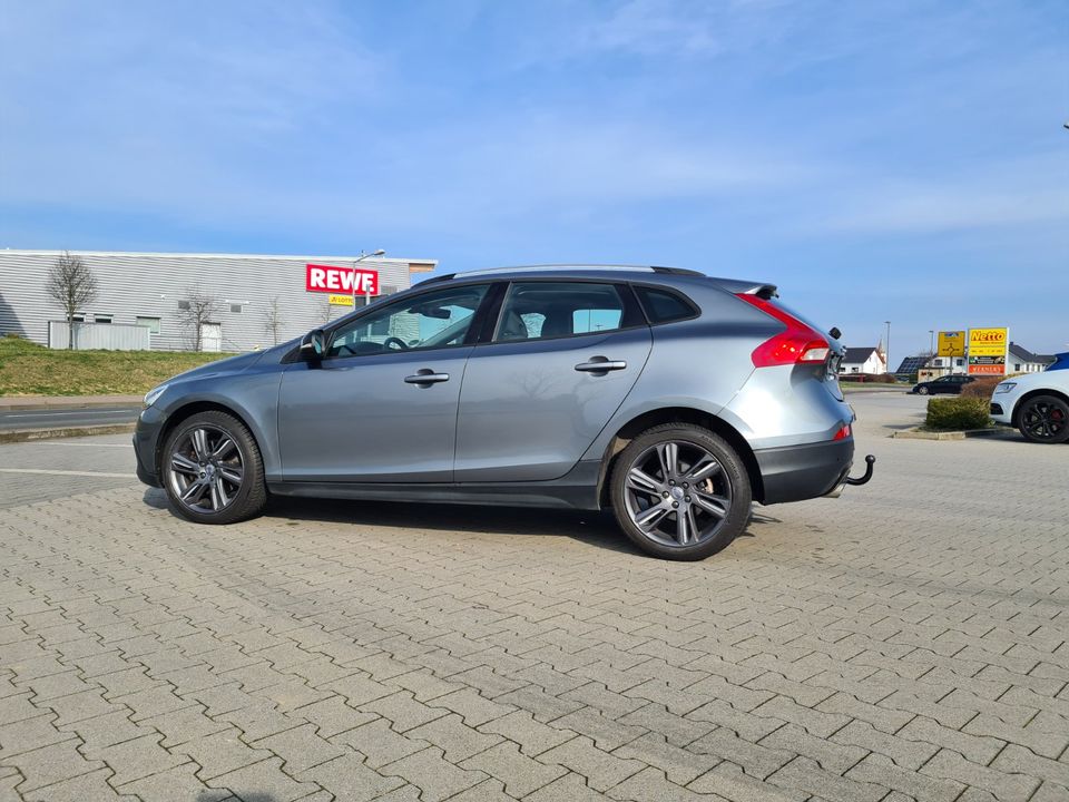 Volvo V40 Cross Country 2019, D2 Black Edition. in Gau-Odernheim