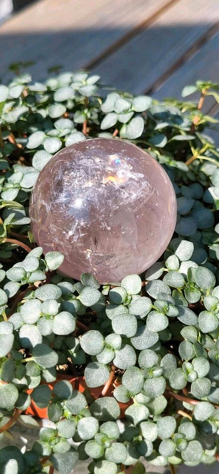 Helle Amethyst Kugel mit vielen Regenbögen in Dachau