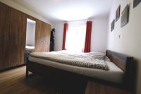 Schlafzimmer Holz-Anthrazit: Kleiderschrank, Bett & Nachttische München - Laim Vorschau