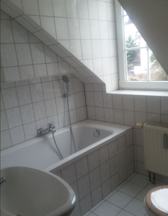 Helle 4-Zimmer-Wohnung, Küche, 2 Bäder, Badewanne, Dusche in Wilkau-Haßlau