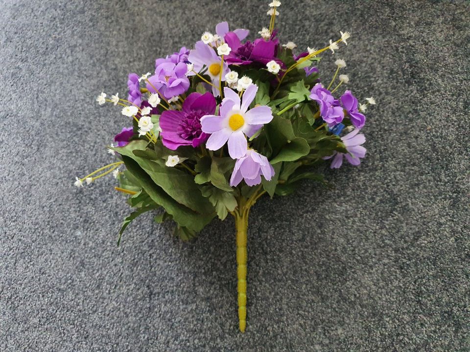 Seidenblumenstrauß lila Blüten Anemonen ggf. mit lila Vase in Landshut