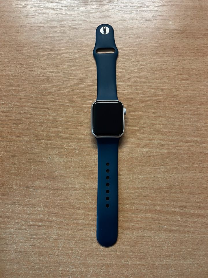 Apple Watch SE (GPS, 40mm) - Silber,  inkl. Zubehör in Offenbach