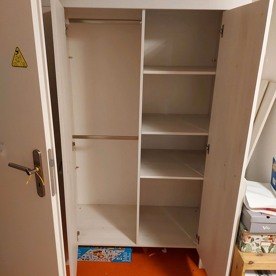 Schrank und Baby- Kinderbett Mees von Paidi in Voerde (Niederrhein)