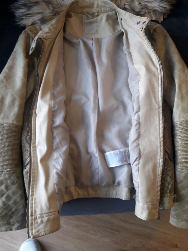 Guess Lederjacke Größe M in beige in Neu-Isenburg