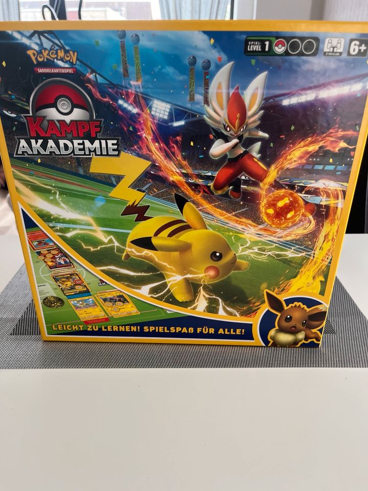 Pokemon Kampf Akademie mit Zubehör in Bonn