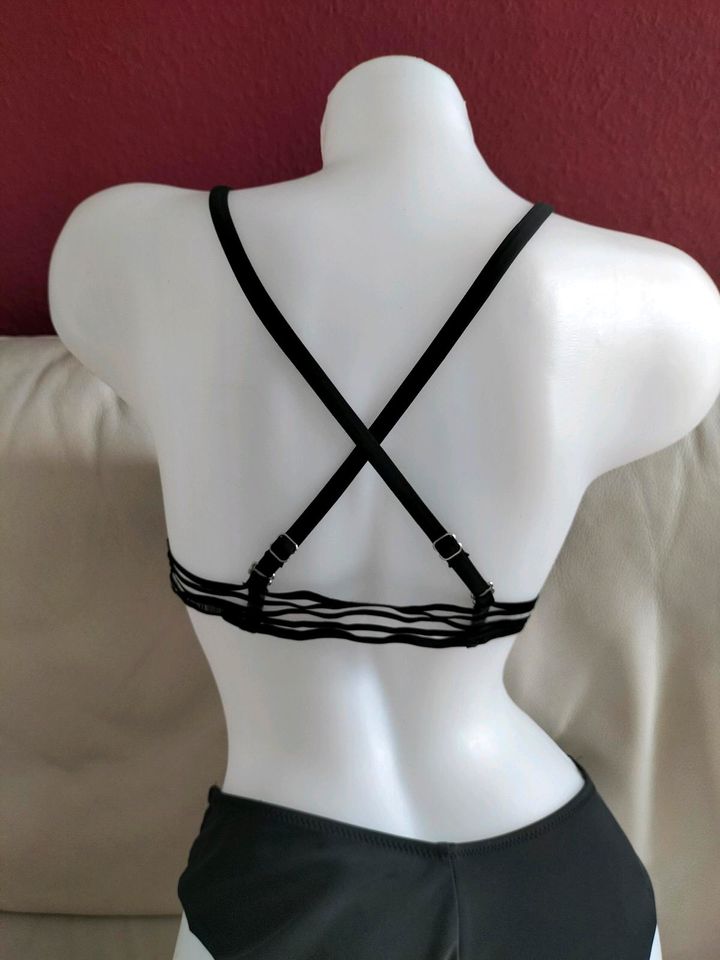 Bikini-Oberteil Linien schwarz Struktur transparent Top in Schwieberdingen