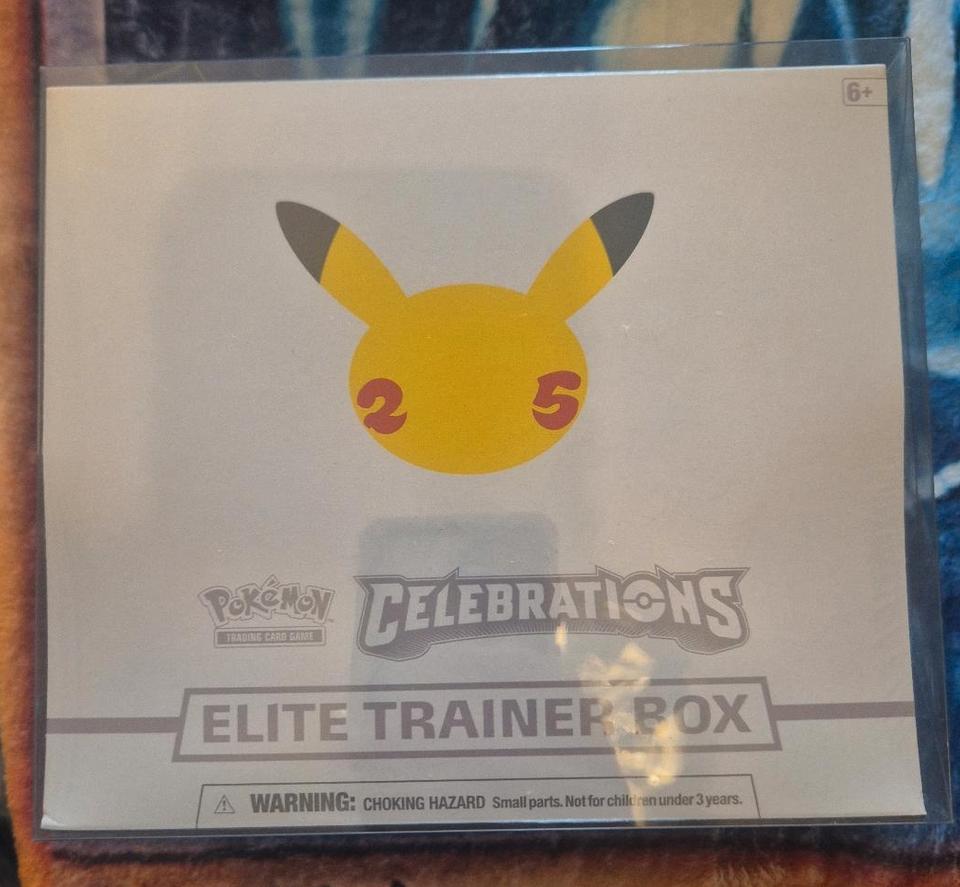 Pokemon celebrations Etb und zenith der könige Ttb bundel in Berlin