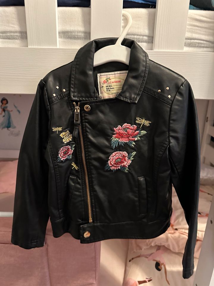 LC Waikiki Kunstlederjacke  Gr. 104/110 schwarz mit Blumen in Hamburg