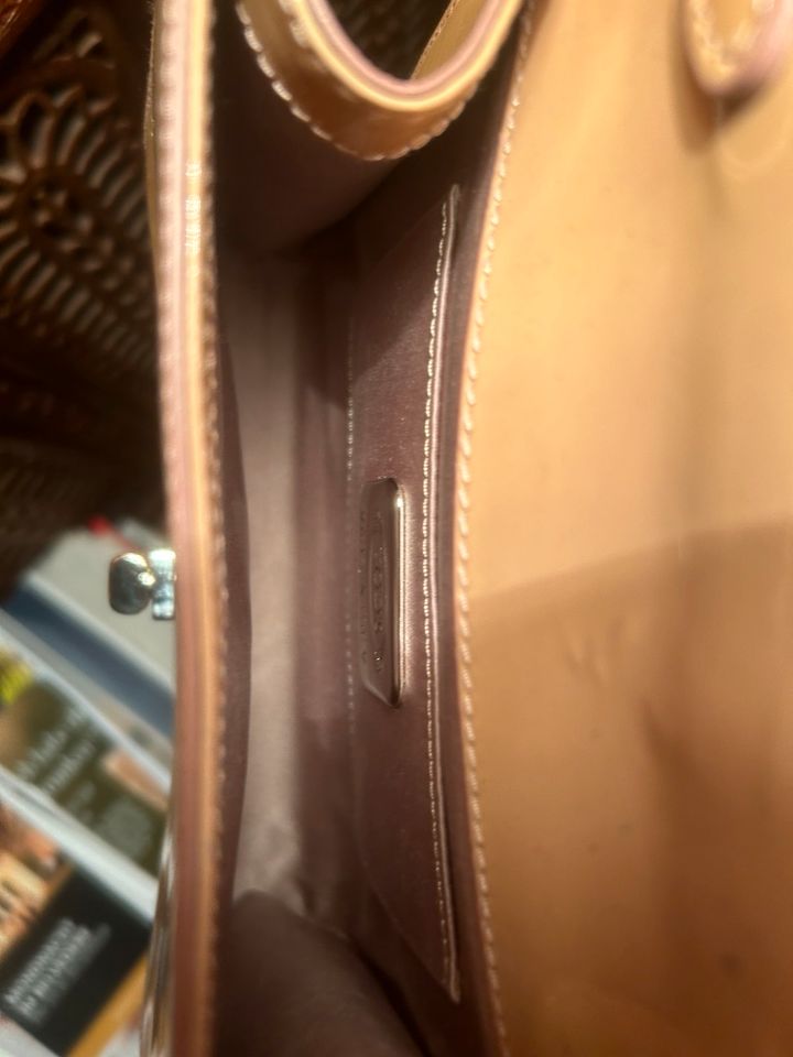 Kleine Tods Tasche in  beigerosé silberne Hardware in Dresden