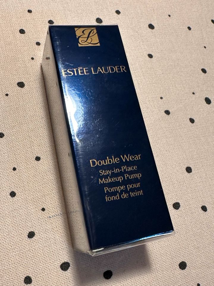 Estée Lauder Double Wear Make-up Pumpspender in Essen