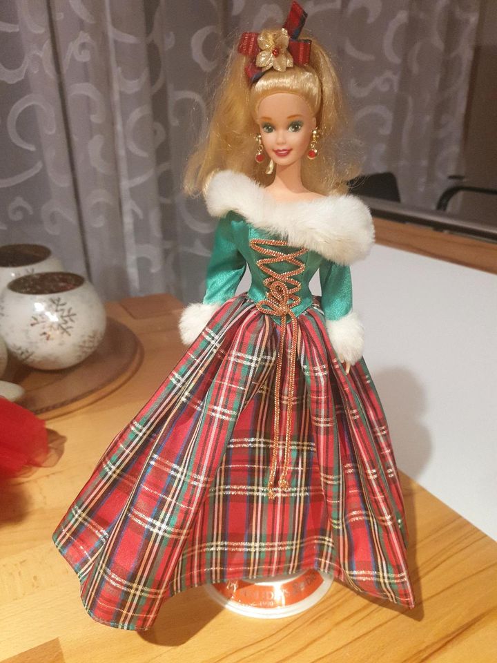 Barbie Happy Holidays Gala unbespielt aus Vitrine. Guter Zustand. in Wies