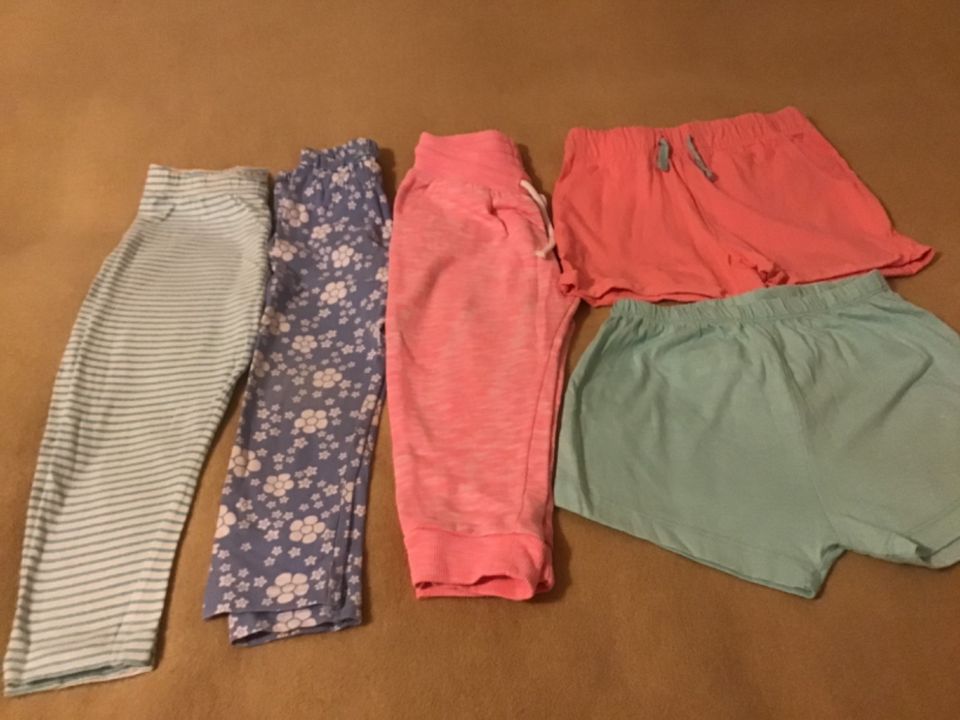 Neuwertig.Kurzarm Baby Body-Set.Mädchen Leggings,Shorts Gr.98-104 in Baden-Baden