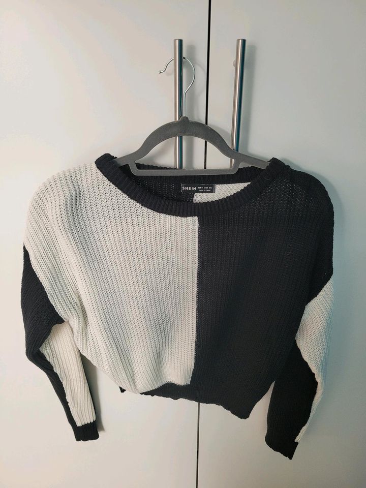 Colorblock cropped Stickpullover in Geretsried