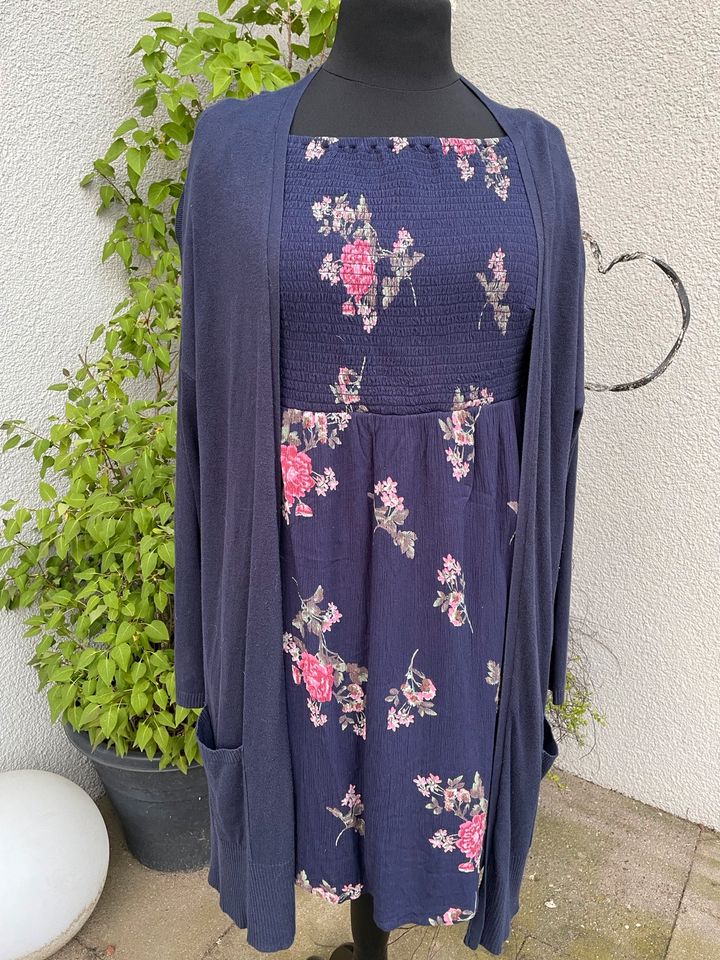 Blaues Kleid mit Strickjacke Gr. 50/52 Bodyflirt plus Size in Uelzen