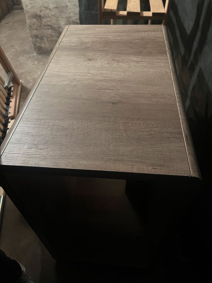 Quadratischer Holztisch 40x67x67,5cm in Berlin