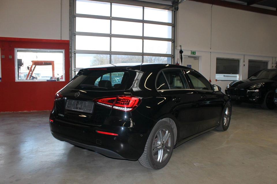 Mercedes-Benz A 180 Kamera*PDC*Alcantara*Navi*Spurhaltesystem* in Köln