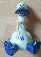 sitzende, blau, weiße Ente mit Schleife und Muster verziert Sachsen - Schönheide Vorschau