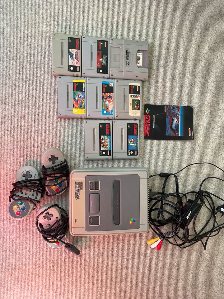 Super Nintendo mit 3 Controller und Spielen in Schortens