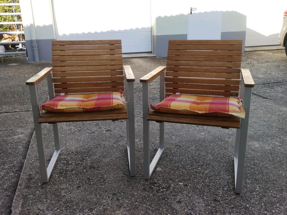 2 Gartenstühle aus Holz mit Metallfüße in Eppingen