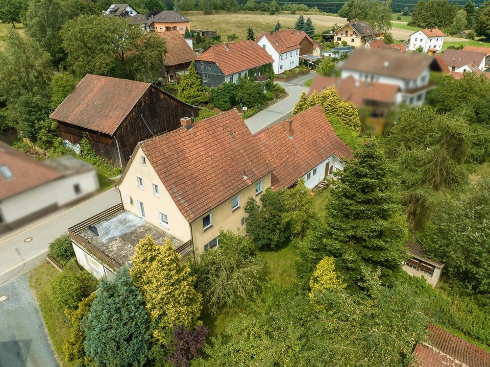 Haus m. Nebengebäude (sanierungsbedürftig), ehemalige Hofstelle, Grundstück knapp 11.000 m² inkl. Wald in Mitwitz