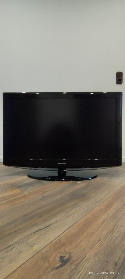 Fernseher 40" + Wandhalterung in Bodenwerder