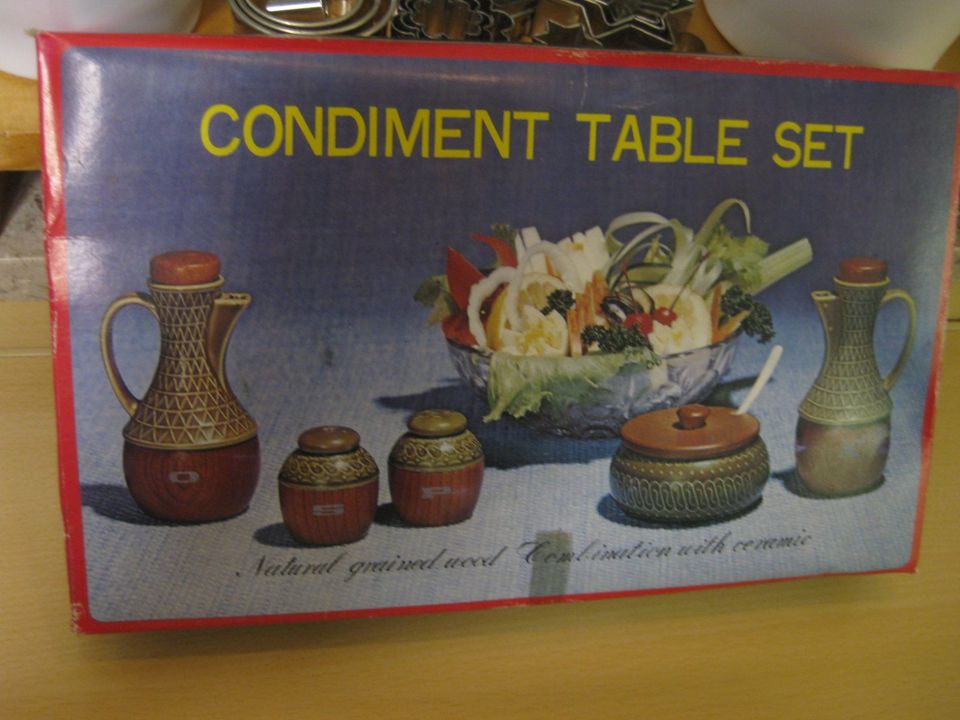 Tafel Set Essig und Öl Salz ,Pfeffer, und Schale in Maselheim