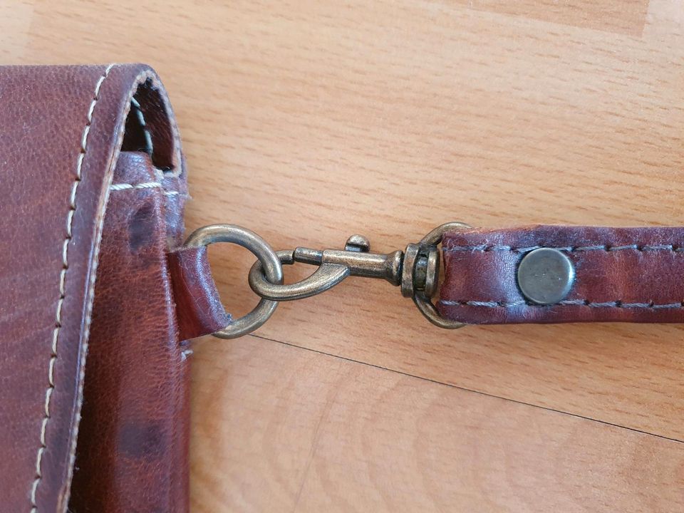 Kleine, braune Lederhandtasche in Köln