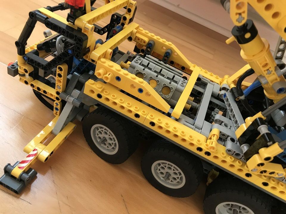 Lego Technic 8421 Kran groß gelb in Berlin