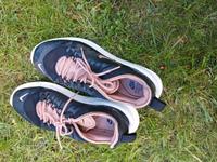 Hübsche Nike Schuhe in außergewöhnlichen Farben in Größe 40,5 Brandenburg - Erkner Vorschau